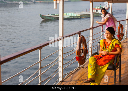 Woman riding sur la fusée de roue à aubes Mahsud Bateau sur la rivière Buriganga au Bangladesh Banque D'Images
