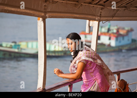 Woman riding sur la fusée de roue à aubes Mahsud Bateau sur la rivière Buriganga au Bangladesh Banque D'Images