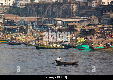 Les légumes d'arriver à la vente en gros de légumes du marché dans le Vieux Dhaka Bangladesh Banque D'Images