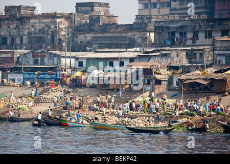 Les légumes d'arriver à la vente en gros de légumes du marché dans le Vieux Dhaka Bangladesh Banque D'Images