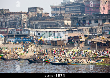 Les légumes d'arriver à la vente en gros de légumes du marché dans le Vieux Dhaka Bangladesh Banque D'Images