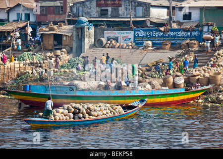 Les légumes d'arriver à la vente en gros de légumes du marché dans le Vieux Dhaka Bangladesh Banque D'Images