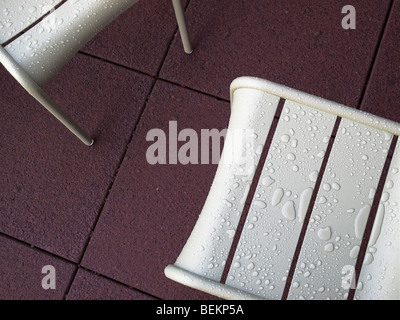 Deux chaises de jardin en terrasse sous la pluie Banque D'Images