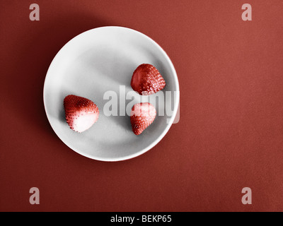 Trois fraises sur la plaque Banque D'Images