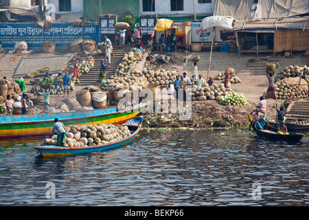 Les légumes d'arriver à la vente en gros de légumes du marché dans le Vieux Dhaka Bangladesh Banque D'Images