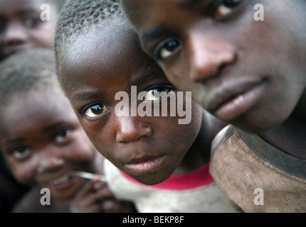 Enfants Congolais déplacés, Kisoro, en Ouganda, en Afrique de l'Est. Banque D'Images