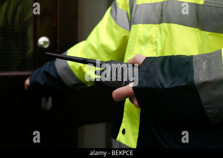 Agent de sécurité mobile avec talkie-walkie, close-up Banque D'Images