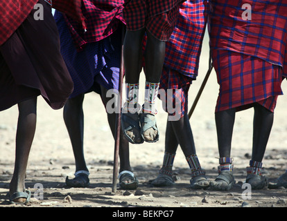 Homme Masai faisant une danse traditionnelle, le Parc national Amboseli, Kenya, Afrique de l'Est. Banque D'Images