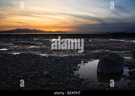 Coucher de soleil sur Arran, vu de côte au nord de Ardrossan Banque D'Images