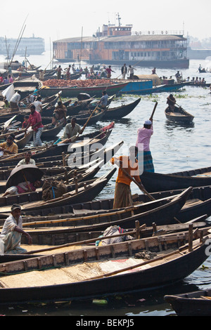 Fusée Mahsud Pédalo dans la rivière Buriganga à Dhaka Bangladesh Banque D'Images