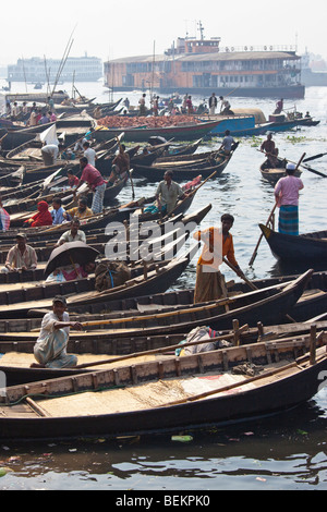 Fusée Mahsud Pédalo dans la rivière Buriganga à Dhaka Bangladesh Banque D'Images
