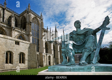 Statue de bronze de Constantin I en face de la cathédrale de York, Yorkshire, Angleterre, Royaume-Uni Banque D'Images