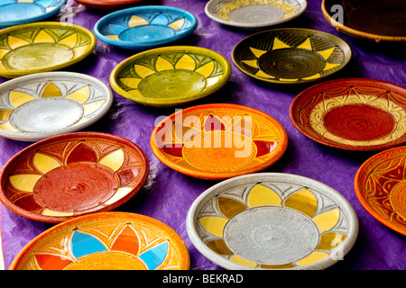 Plaques en céramique africaine colorée au marché plein air à Accra au Ghana Banque D'Images