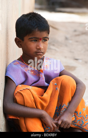 Jeune Indien street girl daydreaming Banque D'Images