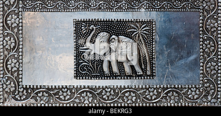 Les travaux d'artisanat indien metal. Photo d'un éléphant et de fleurs sur le côté d'une boîte de métal. Vue panoramique Banque D'Images