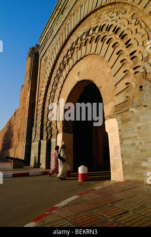 Les femmes en costume traditionnel en face de Bab Agnaou, belle porte de la ville de Marrakech, Maroc Banque D'Images