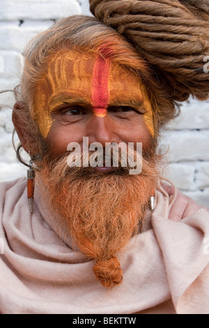 Pashupatinath, Népal. Sadhu (saint homme) au plus sacré Temple Hindou du Népal, avoir un bon jour de cheveux. Banque D'Images