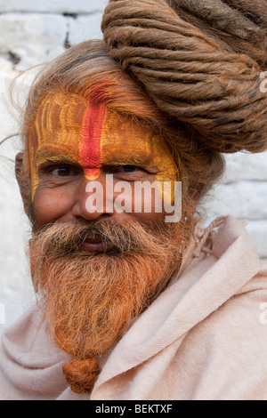 Pashupatinath, Népal. Sadhu (saint homme) au plus sacré Temple Hindou du Népal, avoir un bon jour de cheveux. Banque D'Images