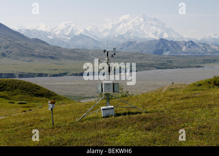 La station de surveillance du climat, près de l'Eielson site, Denali National Park et de préserver, en Alaska, avec Mt McKinley en arrière-plan. Banque D'Images