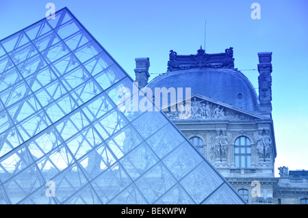 Pyramide du Louvre, Paris Banque D'Images