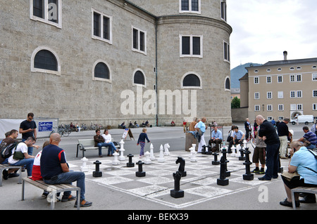 Les gens jouant aux échecs à Salzburger Dom (Cathédrale de Salzbourg, Autriche) Banque D'Images