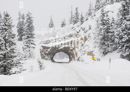 Tunnel routier et en hiver, Ouray, Rocky Mountains, Colorado, USA Banque D'Images