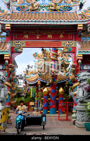 Porte d'un temple chinois, Chiang Mai, Thaïlande Banque D'Images