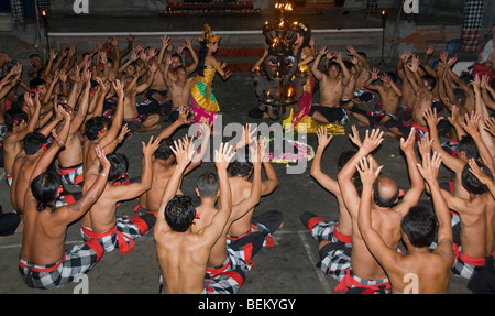 Les hommes prenant part à un spectacle de danse kecak à Ubud Bali Banque D'Images