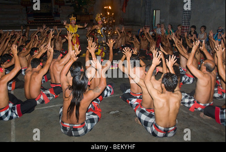 Les hommes prenant part à un spectacle de danse kecak à Ubud Bali Banque D'Images