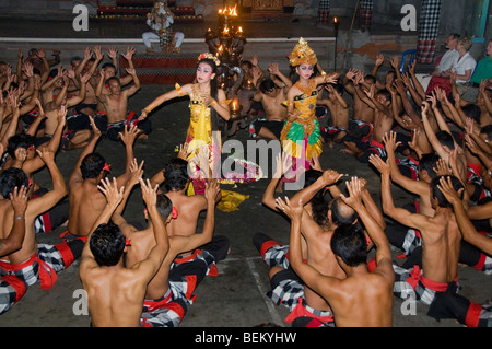Les hommes prenant part à un spectacle de danse kecak à Ubud Bali Banque D'Images