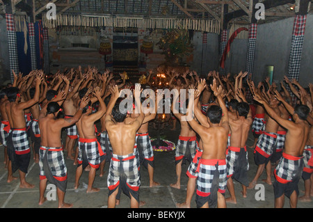 Les hommes prenant part à un spectacle de danse kecak à Ubud Bali Banque D'Images