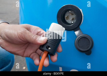 À 3 broches à l'arrière Pare-choc d'une Toyota Prius Plug-in Hybrid. Palo Alto, Californie, États-Unis Banque D'Images