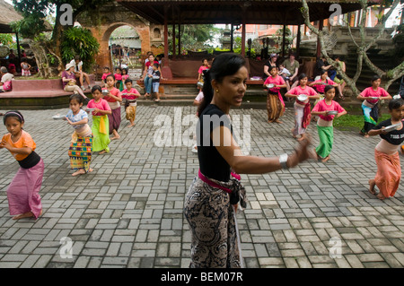 Pour pratiquer la danse Legong traditionnels à Ubud à Bali Indonésie Banque D'Images