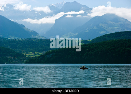 Le lac de Thoune en Suisse la ville de Thoune. Montagnes des Alpes. Thunersee. Tourisme Banque D'Images