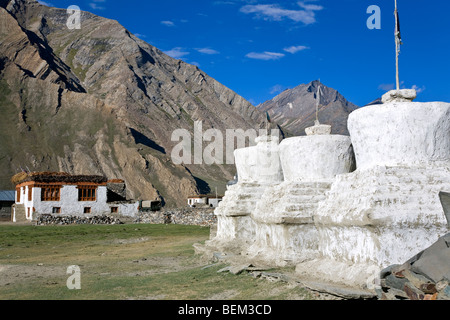 Chortens bouddhistes. Rangdom village. Zanskar. L'Inde Banque D'Images
