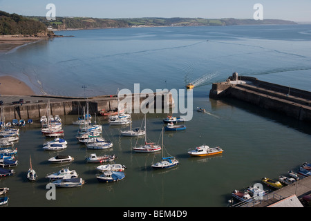 Vue sur le port avec bateaux amarrés, Saundersfoot Pembrokeshire dans l'ouest du pays de Galles, Royaume-Uni. Banque D'Images