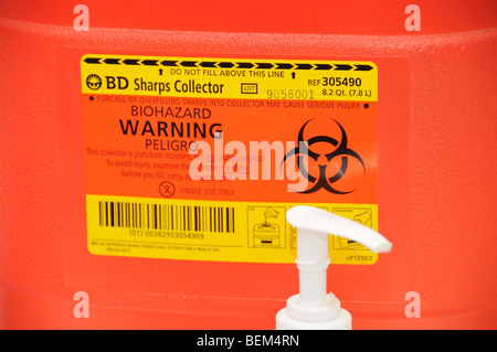 Un avertissement du danger bio sur une seringue contenant de collecte pour les 2009 H1N1 tourné, aussi connu sous le coup de la grippe porcine. Banque D'Images