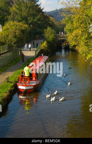 Bateau amarré étroit sur Rochdale Canal Banque D'Images