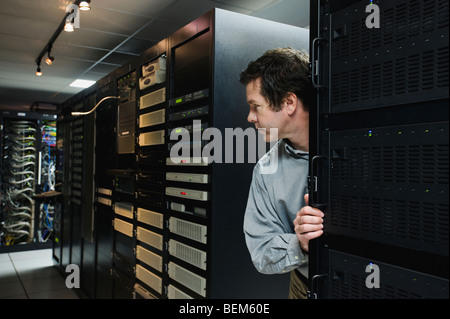Homme travaillant dans un centre de données Banque D'Images