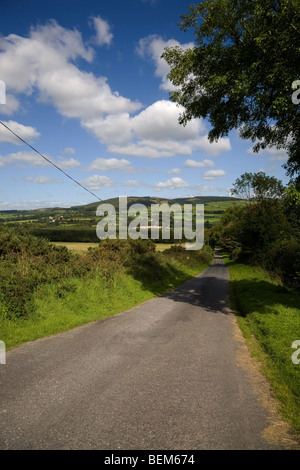 Route de campagne et les montagnes de Ballyhoura, comté de Limerick, Irlande Banque D'Images