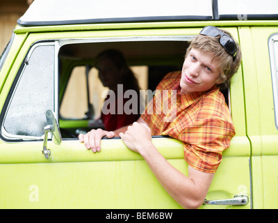 Jeune homme dans le camion Banque D'Images