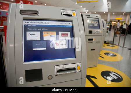 L'enregistrement des passagers en libre-service de la BAA dans terminal machine Terminal Sud à l'aéroport de Gatwick. Londres. UK. Banque D'Images