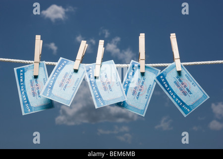 La carte de sécurité sociale on clothes line Banque D'Images