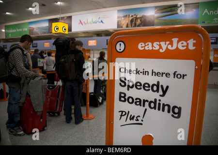 Statistiques passagers s'enregistrer au Terminal Sud de l'aéroport de Gatwick. Londres. UK. Banque D'Images