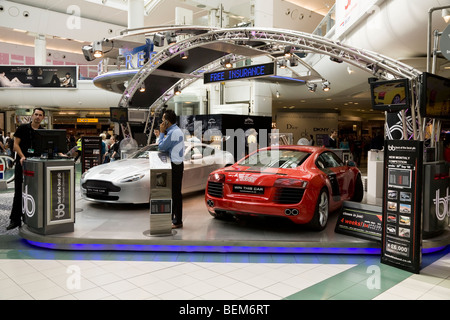 Stand de la concurrence pour une voiture de luxe super tirage au sort dans la salle d'embarquement du terminal sud. L'aéroport de Gatwick. Londres. UK. Banque D'Images