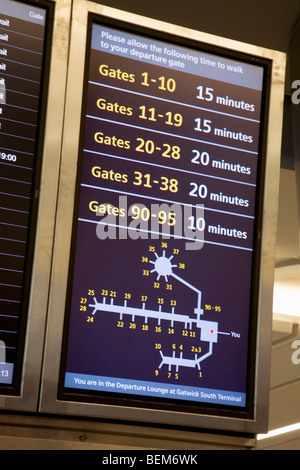 Écran d'affichage montrant le temps de la distance d'embarquement dans la salle d'embarquement de l'aéroport de Gatwick. Londres. UK. Banque D'Images