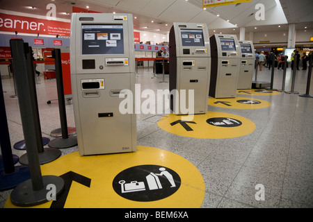 L'enregistrement des passagers en libre-service de la BAA dans terminal machine Terminal Sud à l'aéroport de Gatwick. Londres. UK. Banque D'Images