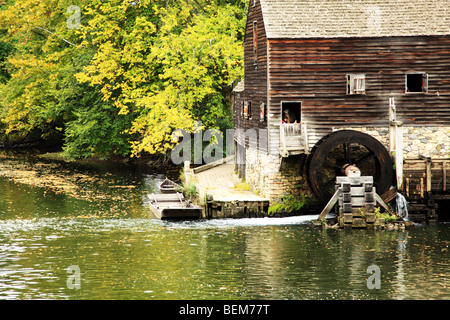 Un moulin restauré avec une roue à eau, comité permanent d'une rivière Banque D'Images