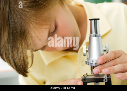 Réglage du garçon glisser sur microscope Banque D'Images