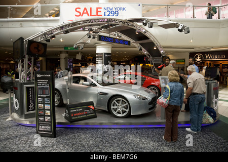 Stand de la concurrence pour une voiture de luxe super tirage au sort dans la salle d'embarquement du terminal sud. L'aéroport de Gatwick. Londres. UK. Banque D'Images